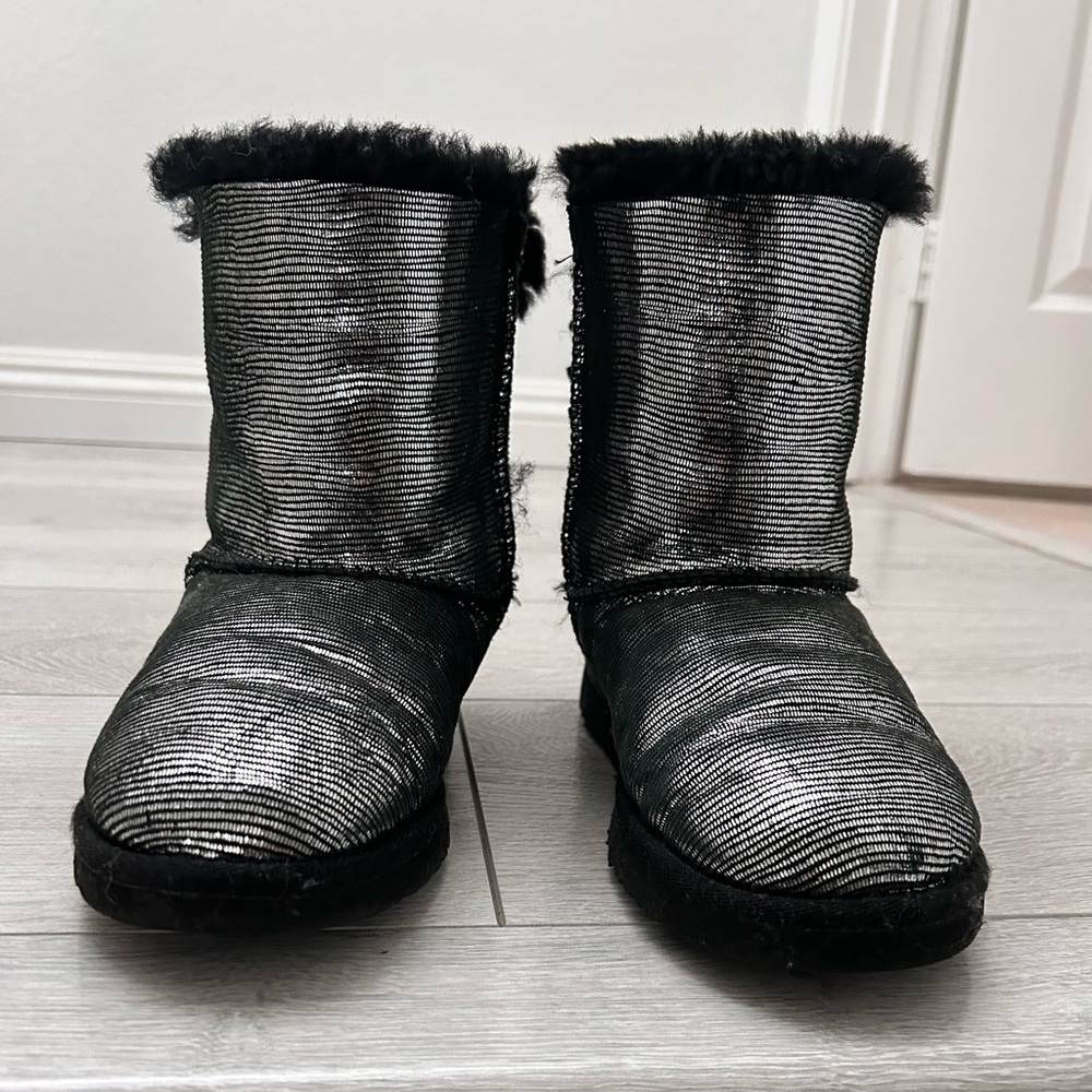 Uggs Bailey Bow Sparkling Boots/ Black & Silver   Size:Big Girls 4  (women 6.5)